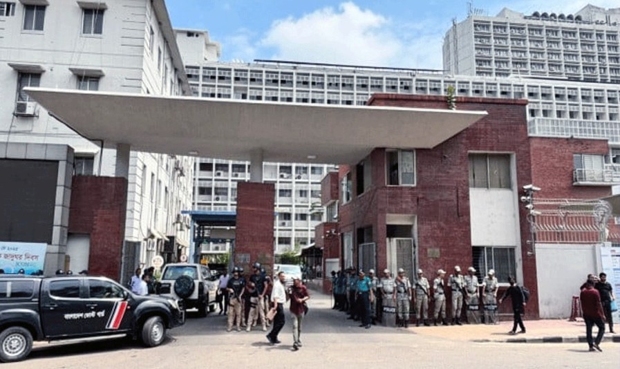 প্রধান উপদেষ্টার বাসভবন ও সচিবালয় ঘিরে কড়া নিষেধাজ্ঞা জারি